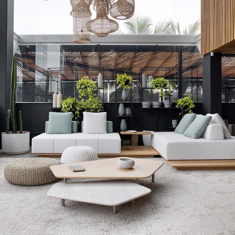 Ambiente de alto padrão com duas mesas de centro que se encaixam uma embaixo da outra.