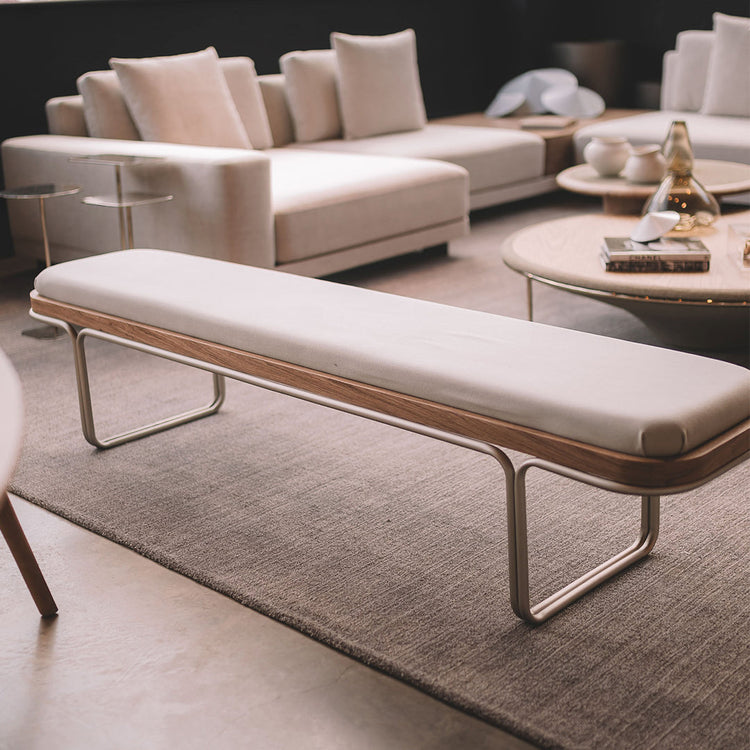 banco sofisticado com base em metal, com uma borda em madeira e em cima o estofado, ambiente de sala contemporânea e moderna. 