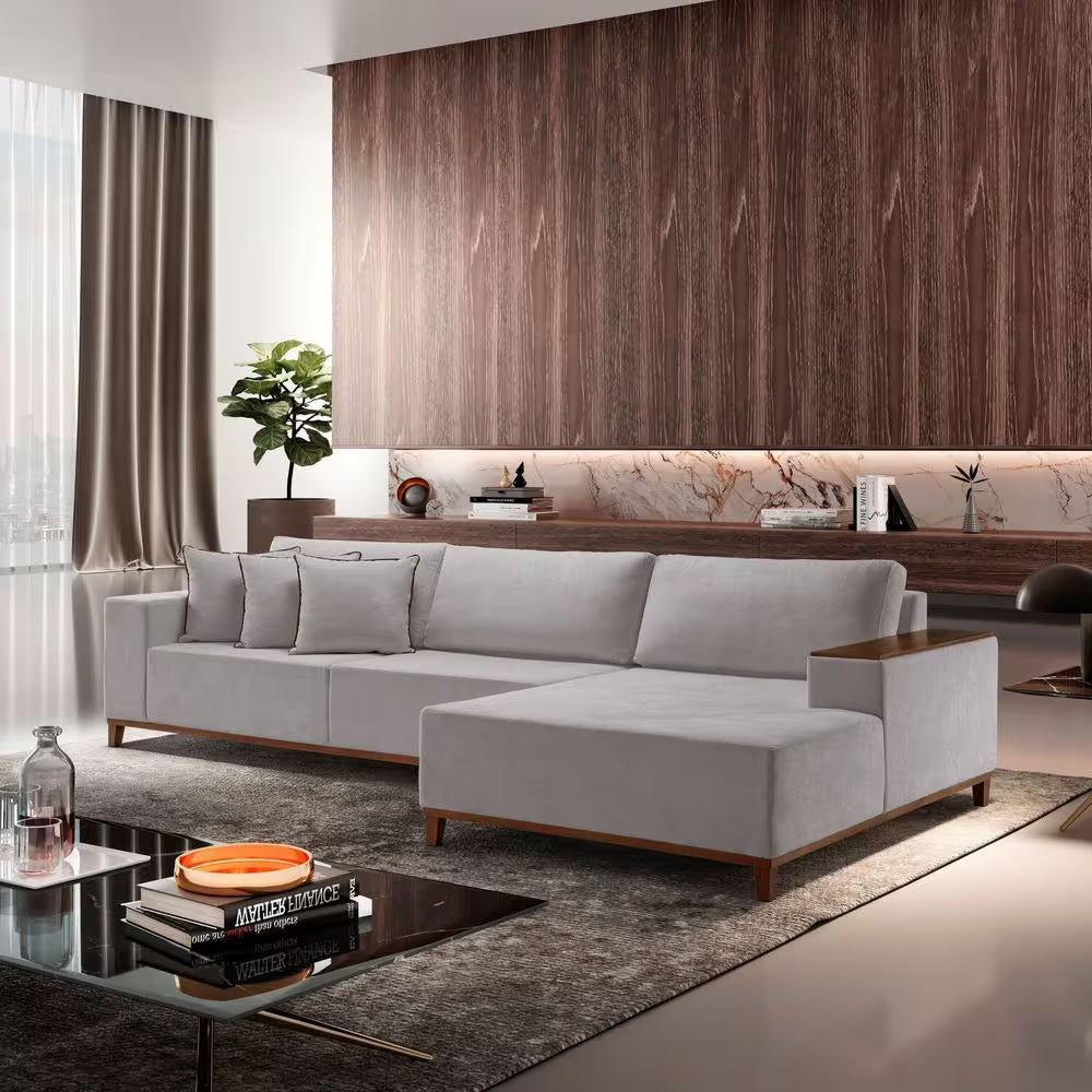 sofa com chaise em uma sala moderna.
