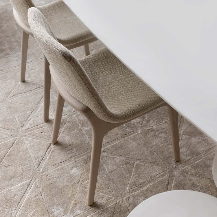 cadeiras vistas de cima com base em madeira curvada em pintura e toda estofada sem apoio dos braços.