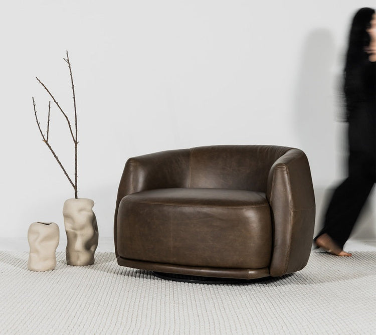 poltrona giratória em couro marrom demonstrando conforto em um ambiente clean e minimalista