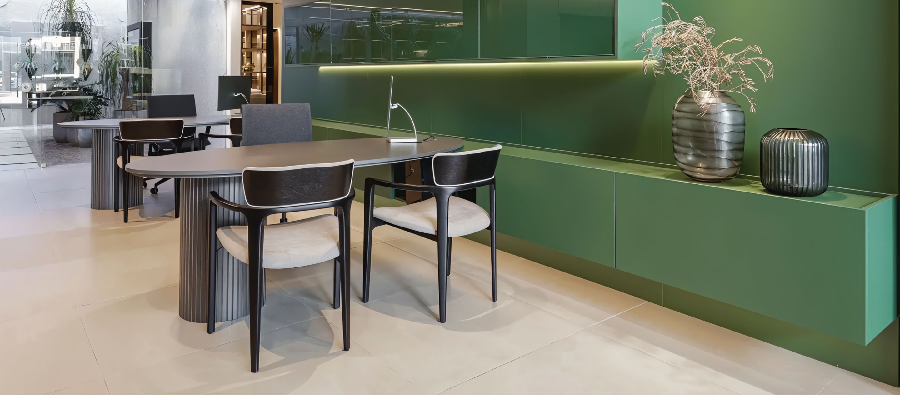 Ambiente corporativo com duas mesas com duas cadeiras para cliente, ambiente moderno e sofisticado.