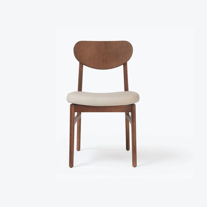 Cadeira Dakota de madeira maciça, com assento estofado em linho bege e encosto curvo no tom nogueira.