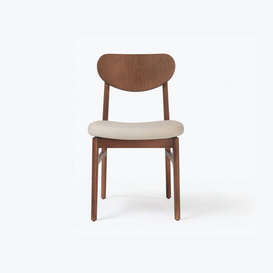 Cadeira Dakota de madeira maciça, com assento estofado em linho bege e encosto curvo no tom nogueira.