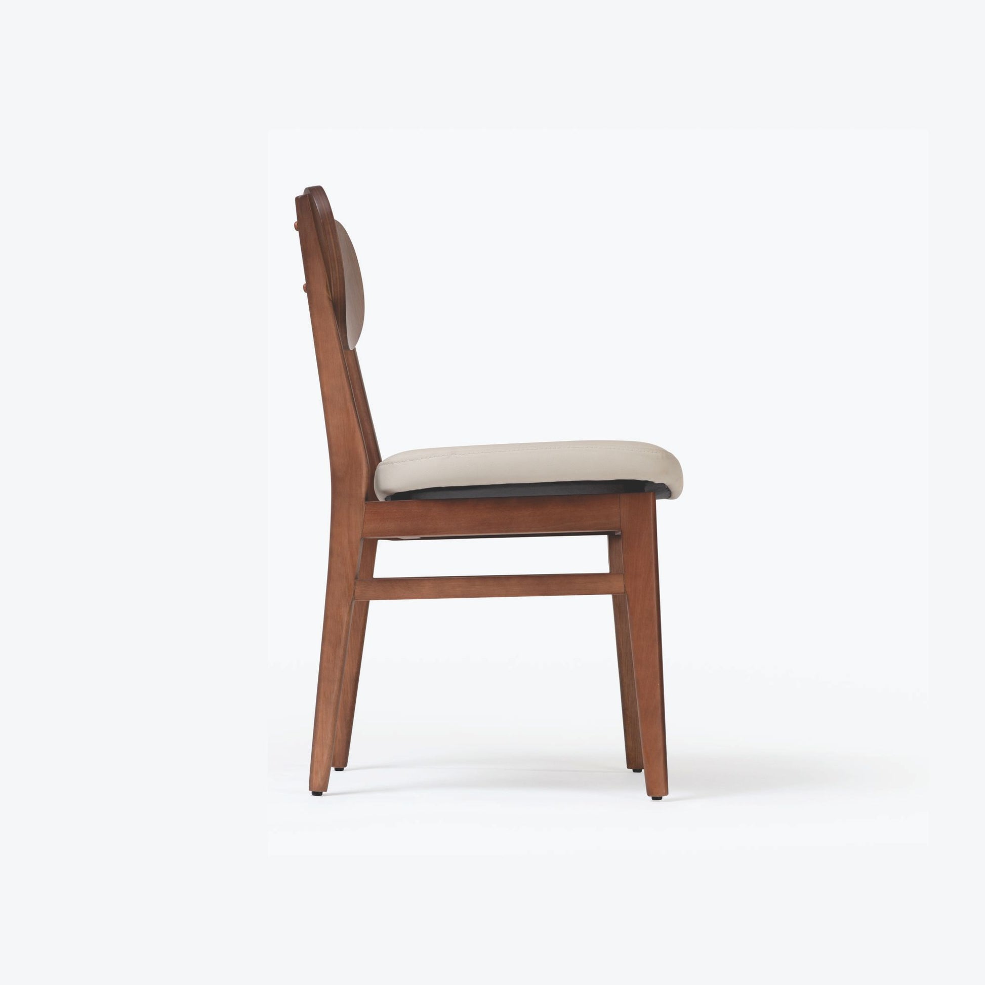 Vista lateral da Cadeira Dakota, mostrando a estrutura de madeira torneada.