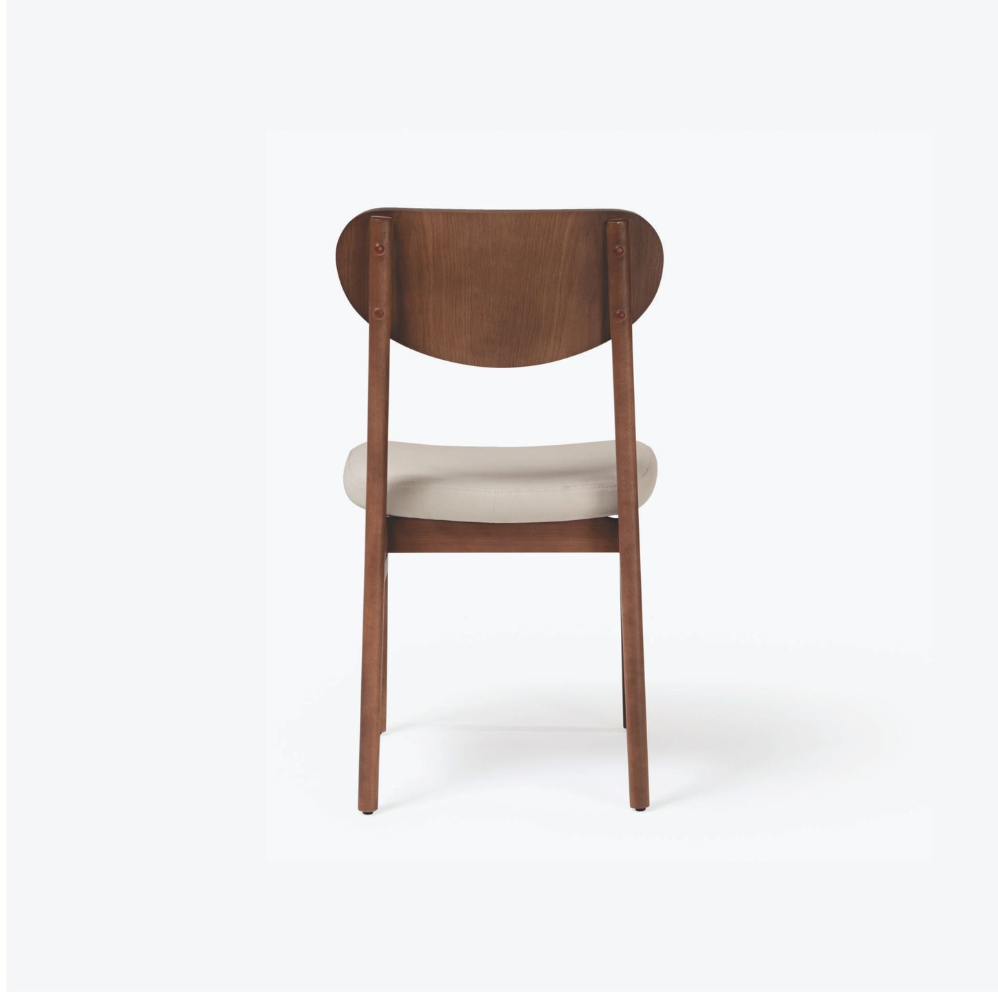 Vista traseira da Cadeira Dakota, enfatizando o formato ergonômico e curvo do encosto de madeira.