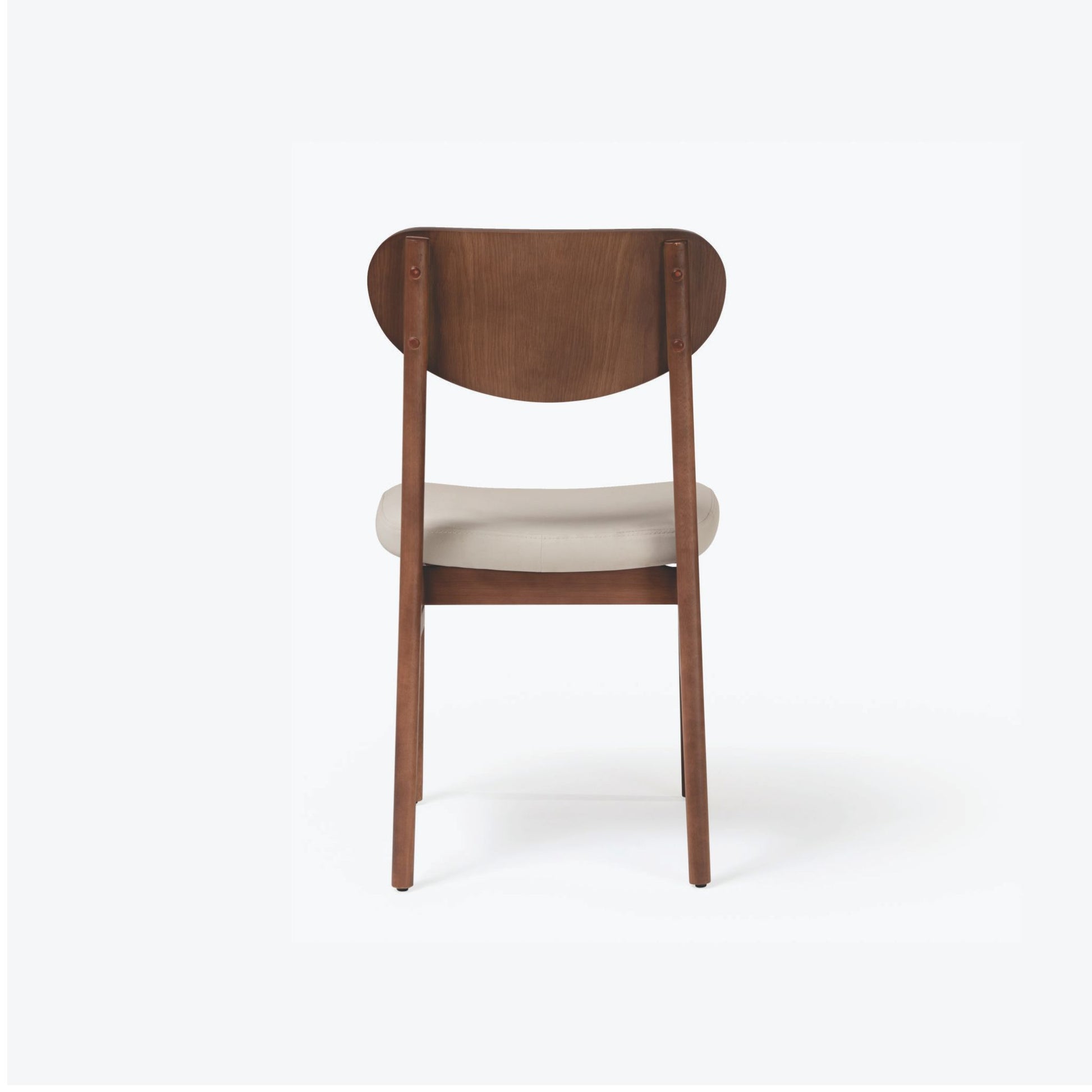 Vista traseira da Cadeira Dakota, enfatizando o formato ergonômico e curvo do encosto de madeira.