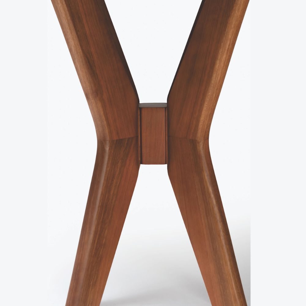 Detalhe do acabamento dos pés curvados em madeira maciça da Mesa de Jantar Kansas.