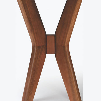 Detalhe do acabamento dos pés curvados em madeira maciça da Mesa de Jantar Kansas.