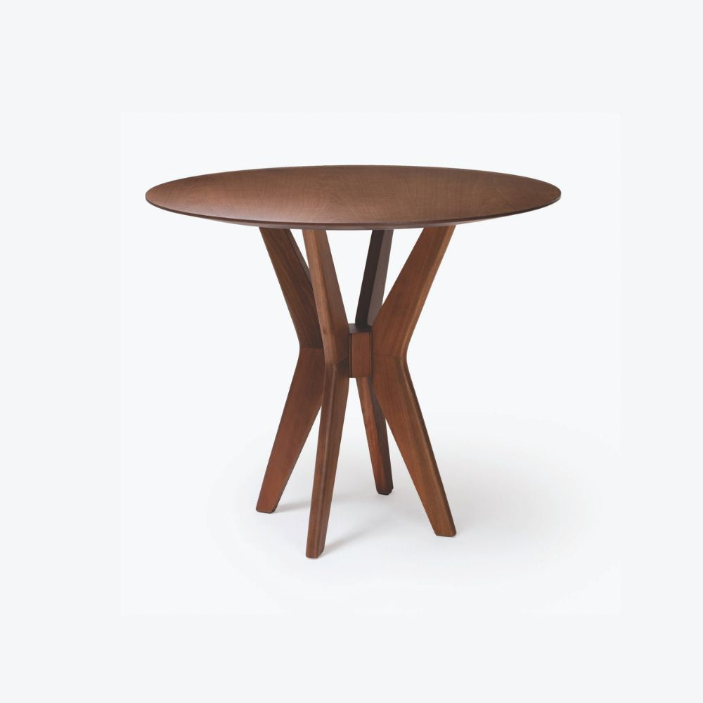 Mesa de Jantar Kansas em madeira tingida, com tampo redondo com bordas chanfrandas um design contemporâneo, exibida sobre fundo branco.