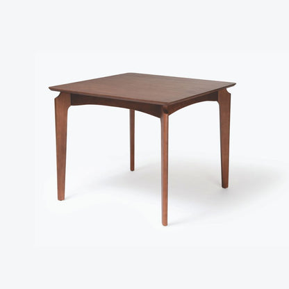 Mesa de jantar Dakota em madeira tingida, com tampo quadrado e design contemporâneo, exibida sobre fundo branco.