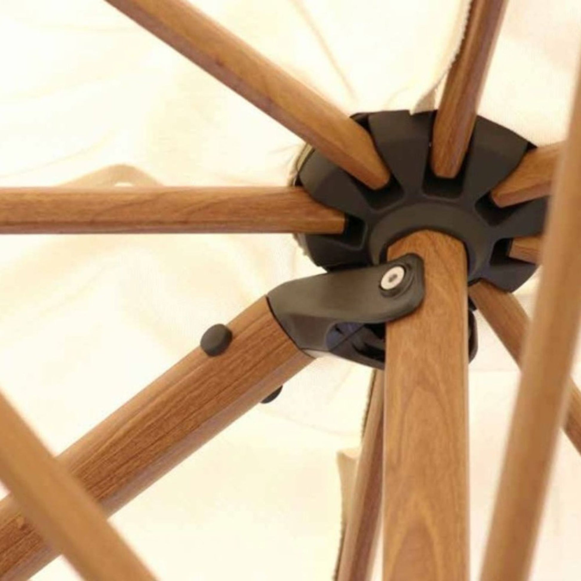 Detalhe da coroa central do Ombrelone Manorca, mostrando a união das hastes com o encaixe de material resistente.