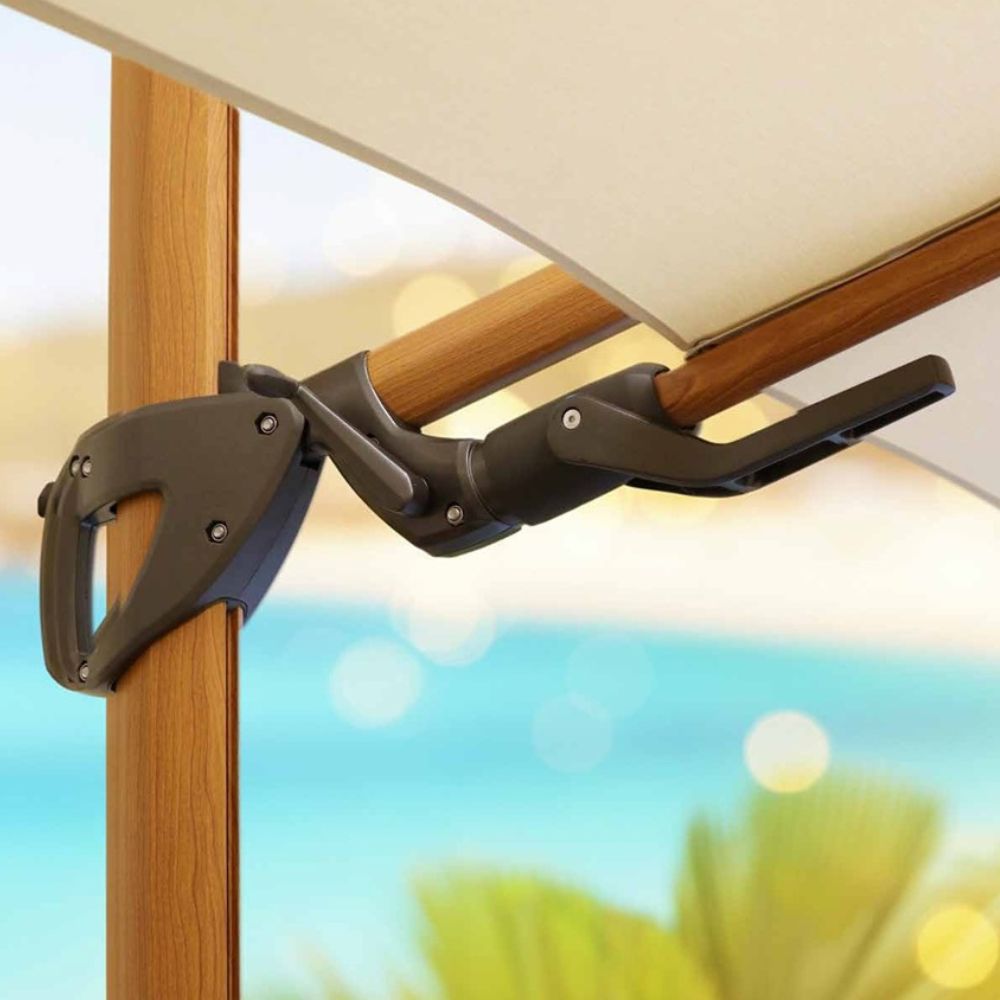 Detalhe do mecanismo de articulação lateral do Ombrelone Manorca em alumínio reforçado, mostrando a robustez da conexão na haste.