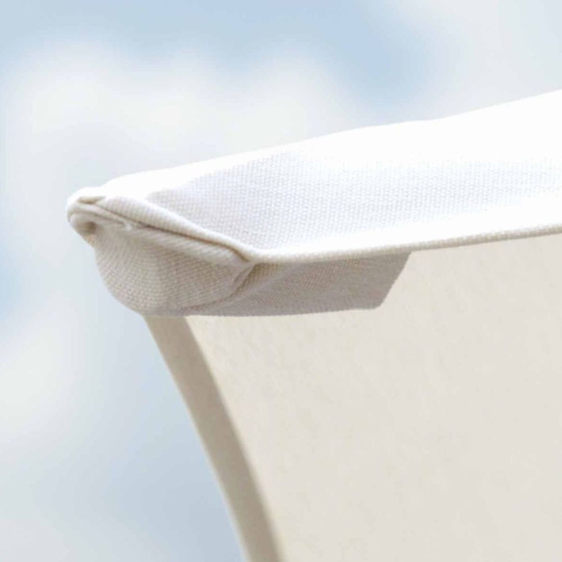 Detalhe da ponta do Ombrelone Manorca, mostrando o acabamento da costura do tecido resistente de cobertura, na cor bege.