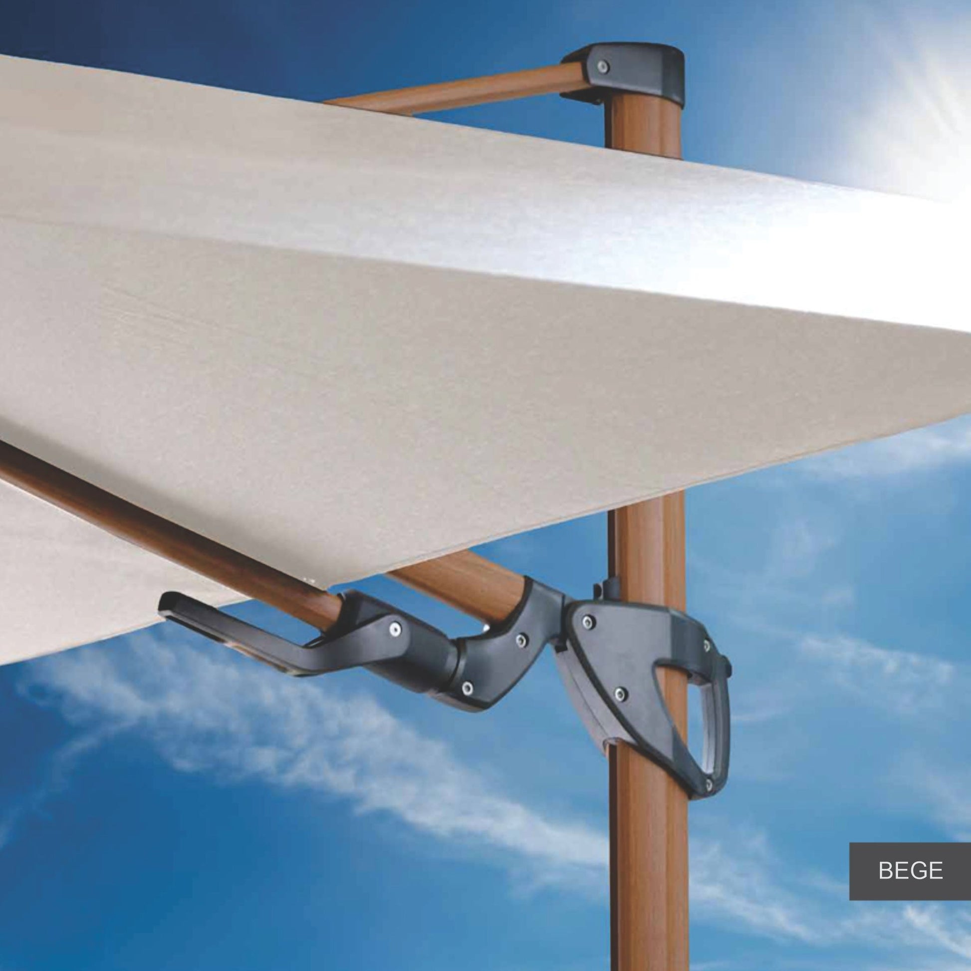 Detalhe do tecido na cor BEGE do Ombrelone Manorca, mostrando o mecanismo de ajuste lateral e a haste em alumínio com acabamento de madeira pintada.