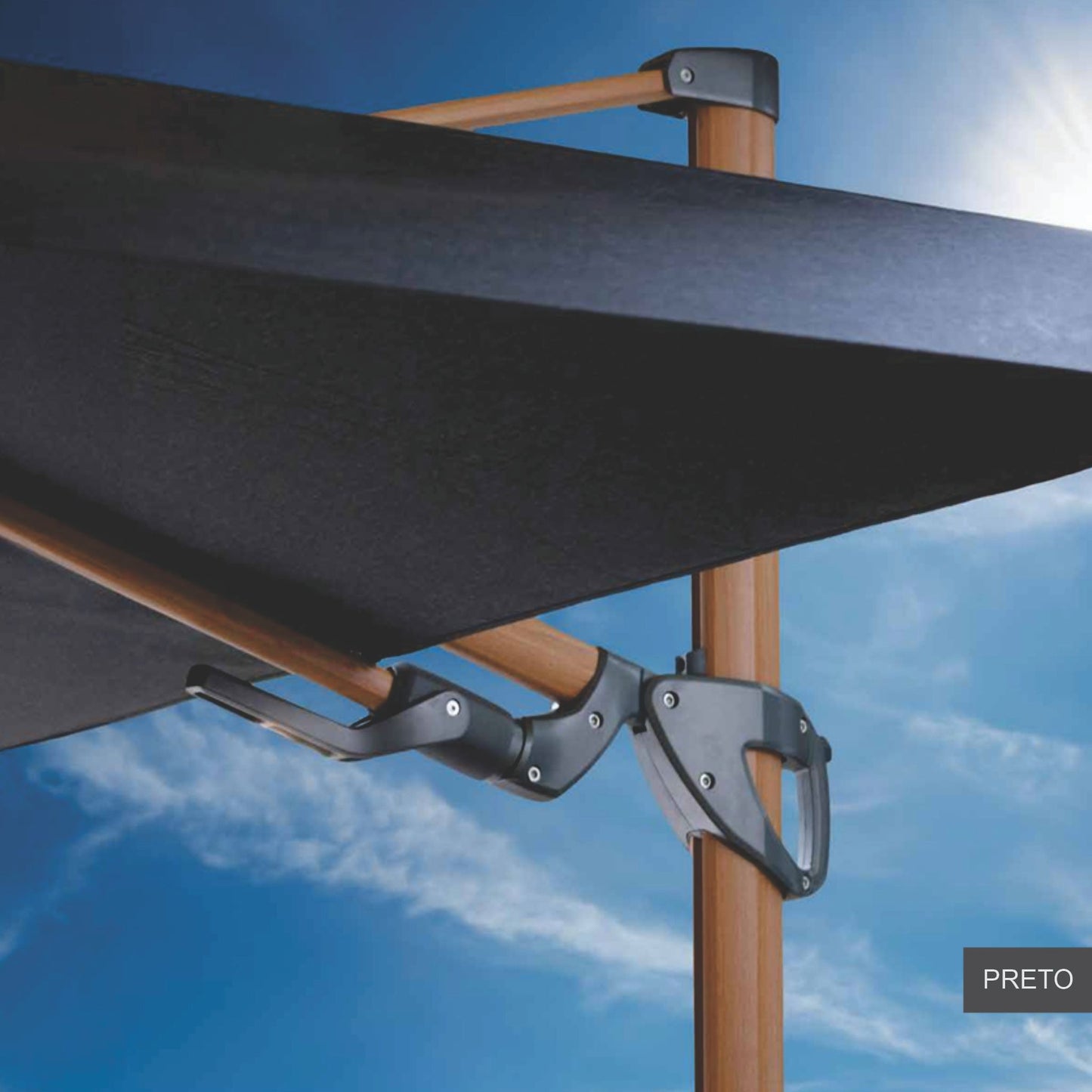 Detalhe do tecido na cor PRETA do Ombrelone Manorca, mostrando o mecanismo de ajuste lateral e a haste em alumínio com acabamento de madeira pintada.