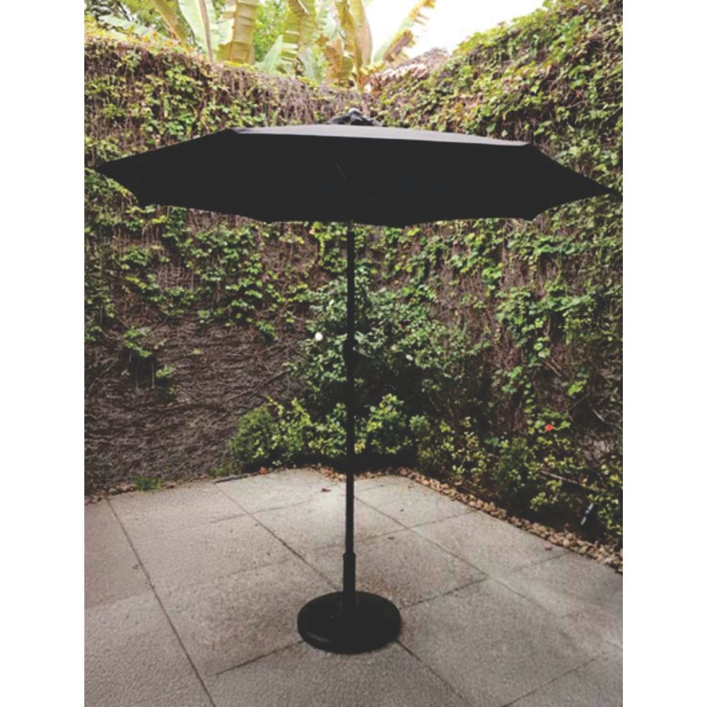 Detalhe da manivela na haste do Ombrelone Santorini, mostrando o mecanismo manual para abertura e fechamento fácil.