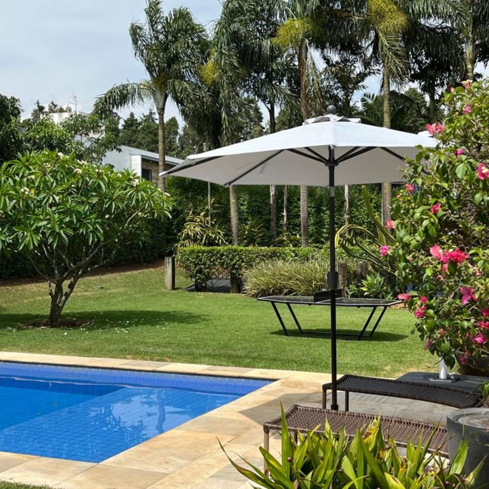 Detalhe da ponta do Ombrelone Santorini, mostrando o acabamento da costura e o encaixe do tecido resistente na vareta de sustentação.