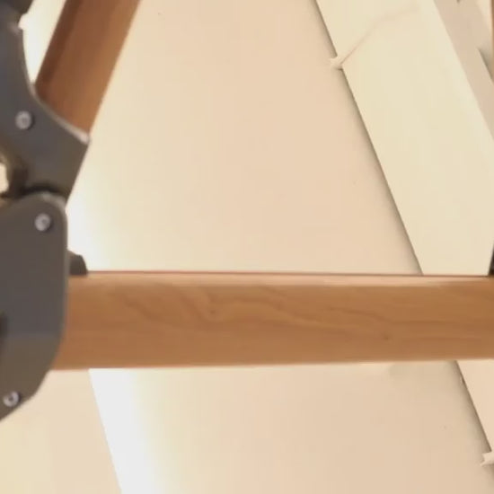 Vídeo: Demonstração do mecanismo interno e conexões do Ombrelone Manorca, destacando a qualidade e a costura do tecido resistente.