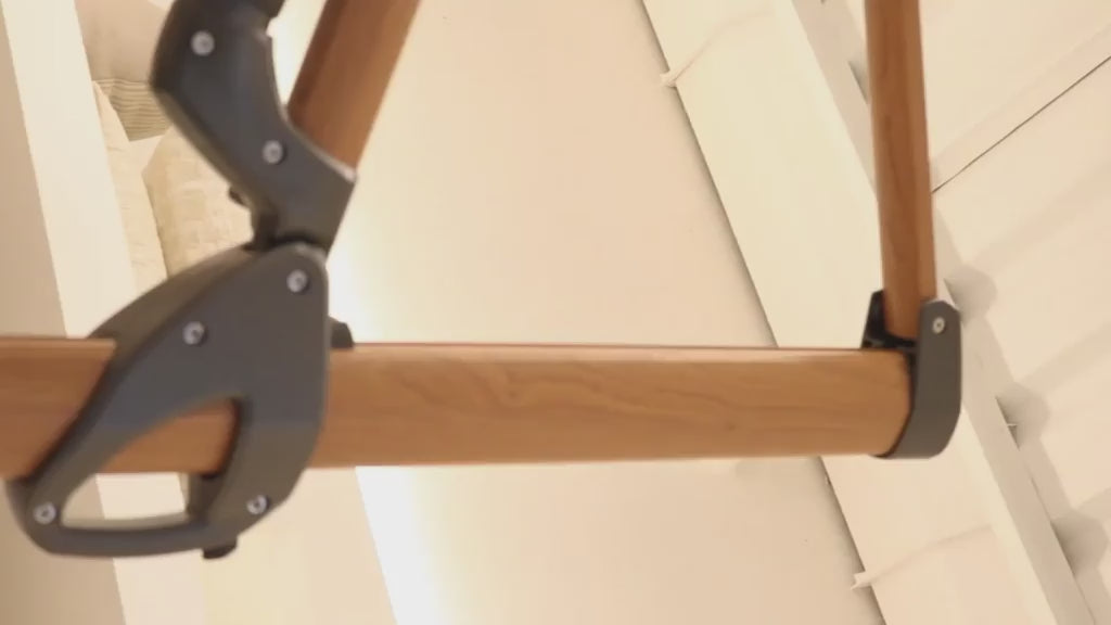 Vídeo: Demonstração do mecanismo interno e conexões do Ombrelone Manorca, destacando a qualidade e a costura do tecido resistente.