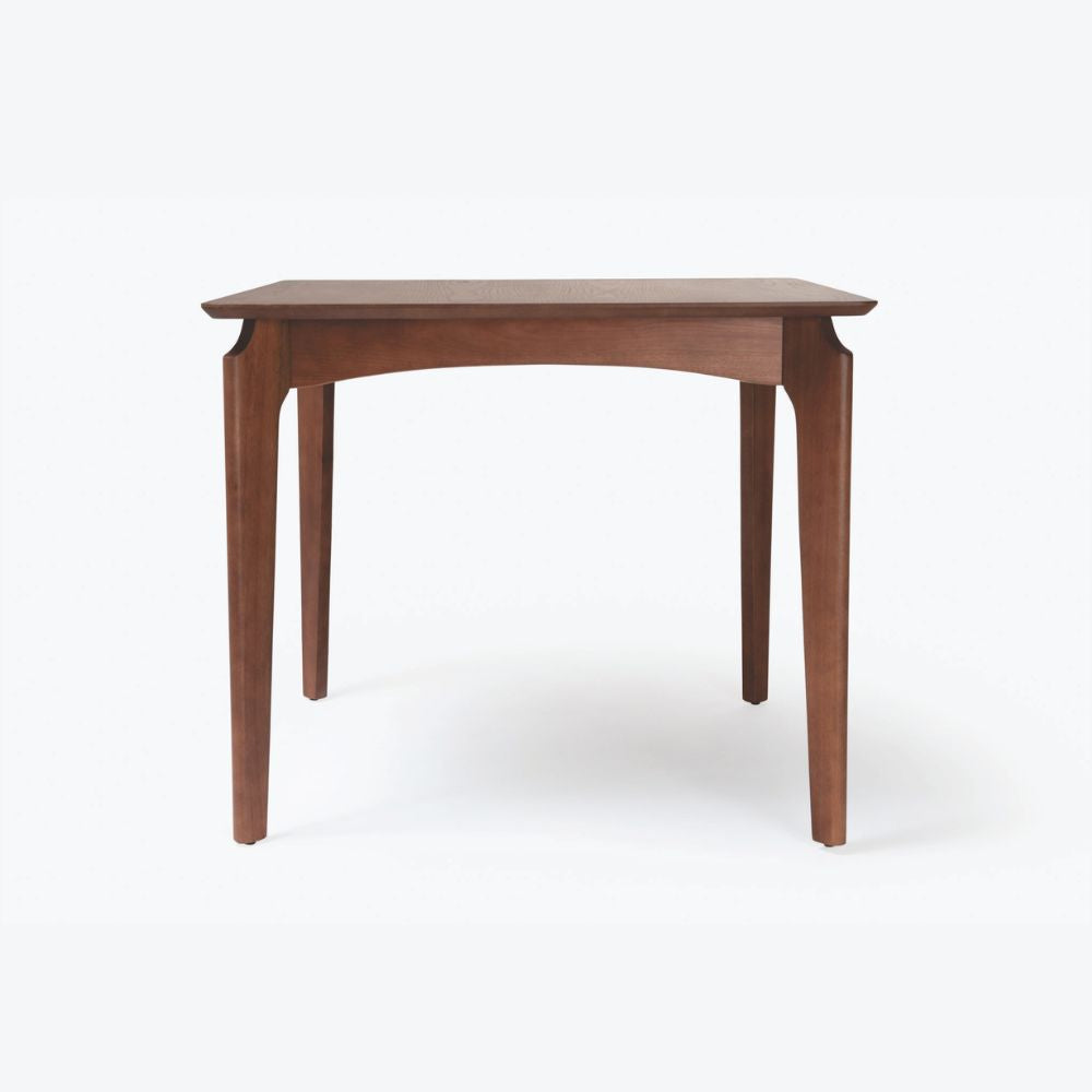 Vista frontal da Mesa de jantar Texas em madeira tingida, com tampo retangular e design contemporâneo, exibida sobre fundo branco.