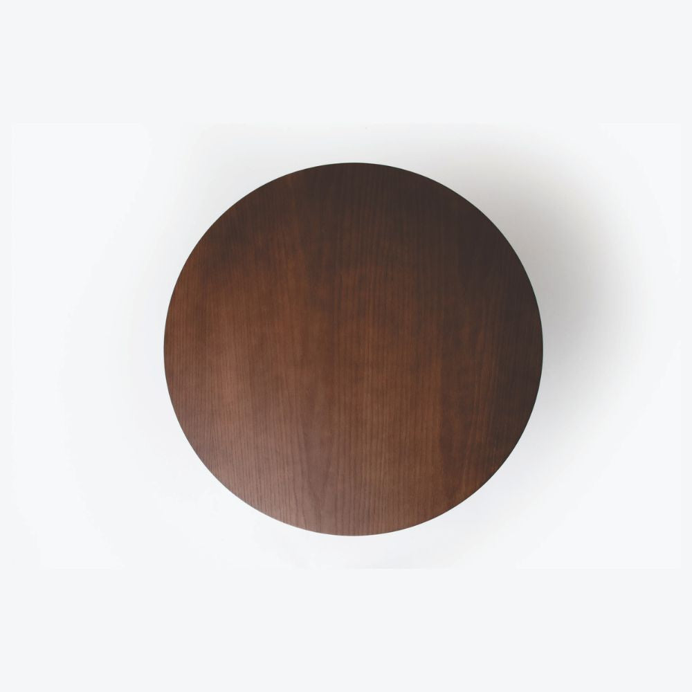 Vista superior da Mesa bistrô Montana com tampo redondo em madeira tingida.